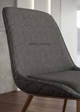 Sedia Norway di La Seggiola in legno con schienale curvato e seduta imbottita, stile moderno e elegante.