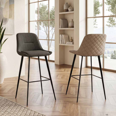 Sgabello Norway di La Seggiola in legno chiaro con seduta rotonda e gambe inclinate, stile scandinavo.