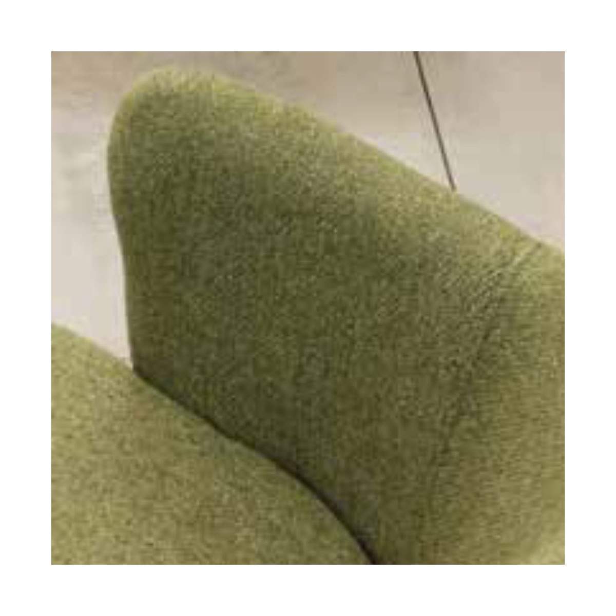 Poltroncina Penelope 4G di La Seggiola, seduta comoda con schienale avvolgente in tessuto beige, design moderno e elegante