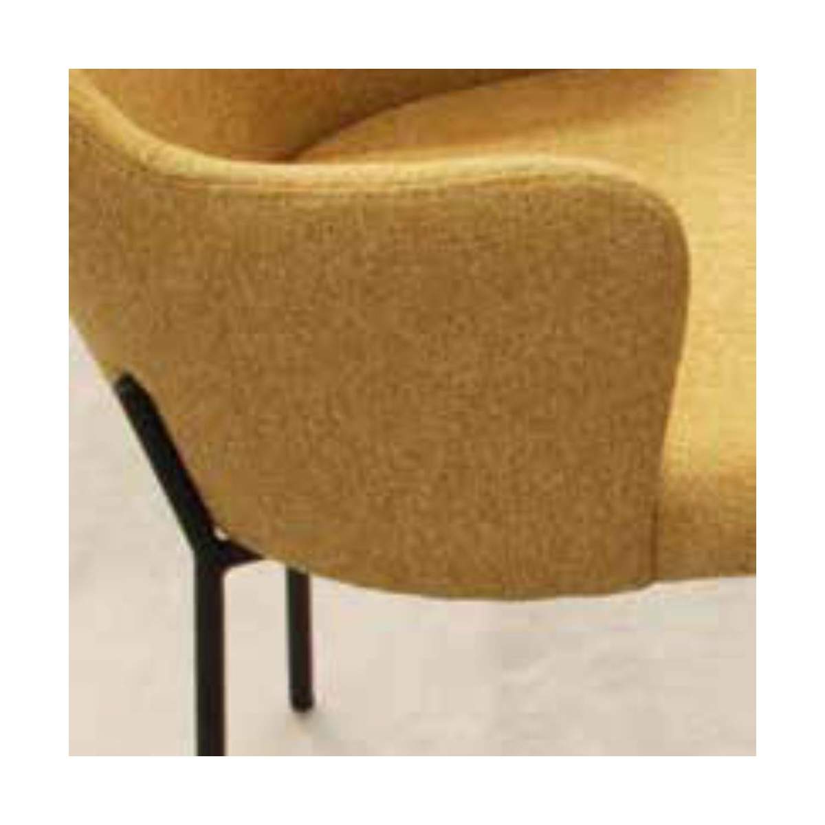Poltroncina Penelope 4G di La Seggiola con struttura moderna e rivestimento in tessuto, ideale per ambienti eleganti.