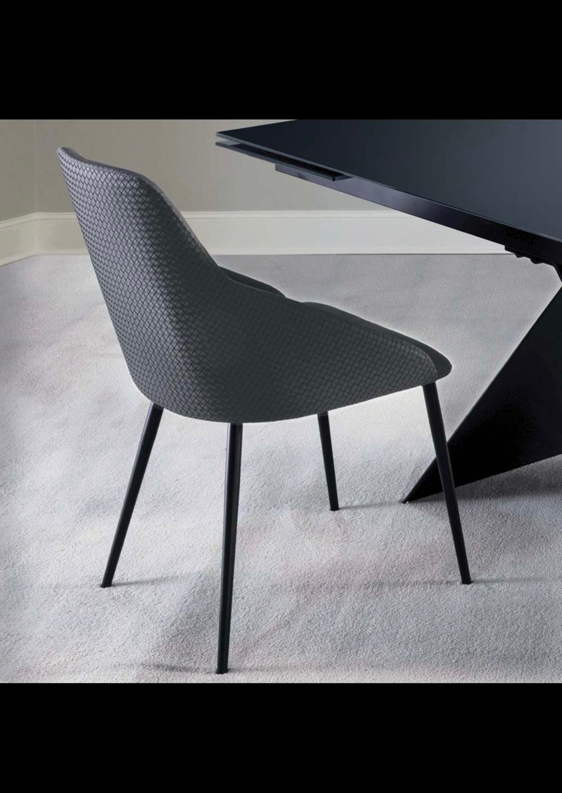 Sedia Roma La Seggiola in legno con schienale curvato e seduta imbottita, design elegante e moderno.