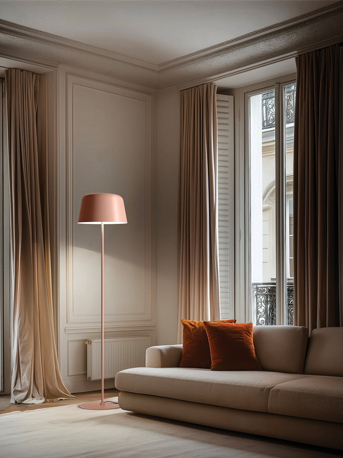 Piantana Delfi Linea Light con finitura moderna, luce direzionale e design elegante, ideale per ambienti interni.
