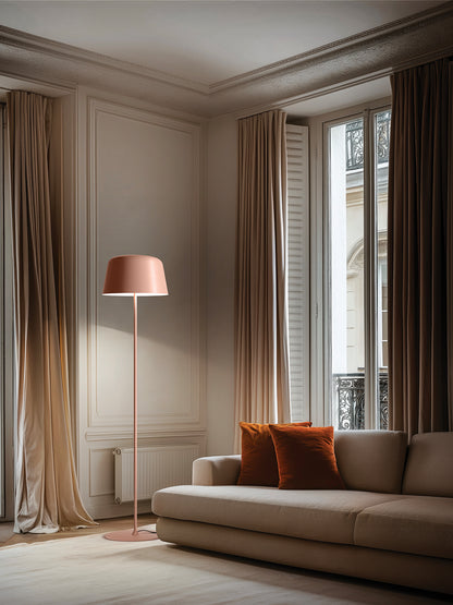 Piantana Delfi Linea Light con finitura moderna, luce direzionale e design elegante, ideale per ambienti interni.