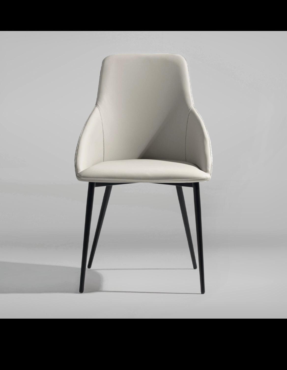 Sedia Roma La Seggiola in legno con seduta imbottita e schienale curvato, stile moderno e elegante.