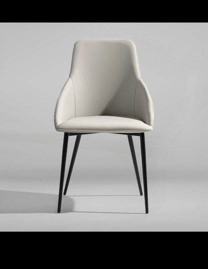 Sedia Roma La Seggiola in legno con seduta imbottita e schienale curvato, stile moderno e elegante.
