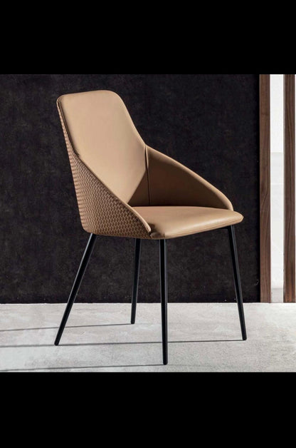 Sedia Roma La Seggiola in legno con rivestimento imbottito, design elegante e dettagli curati, vista frontale.