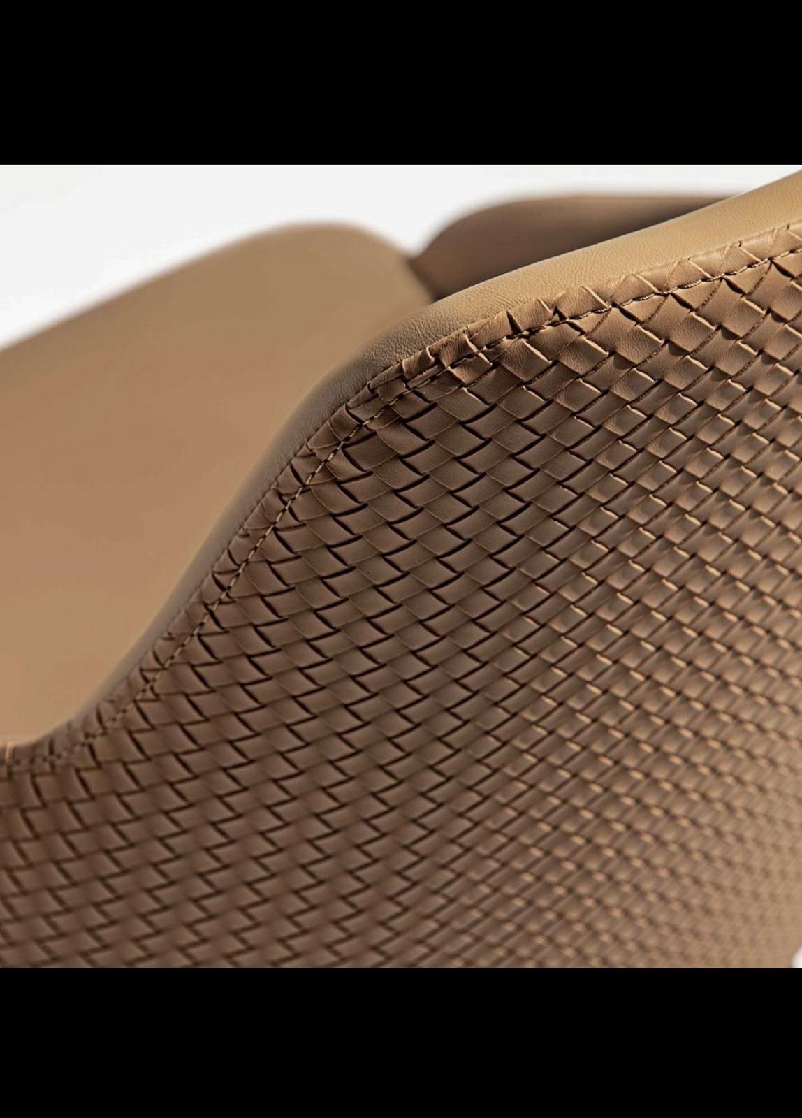 Sedia Roma La Seggiola in legno con schienale curvo e seduta imbottita, stile elegante e moderno.