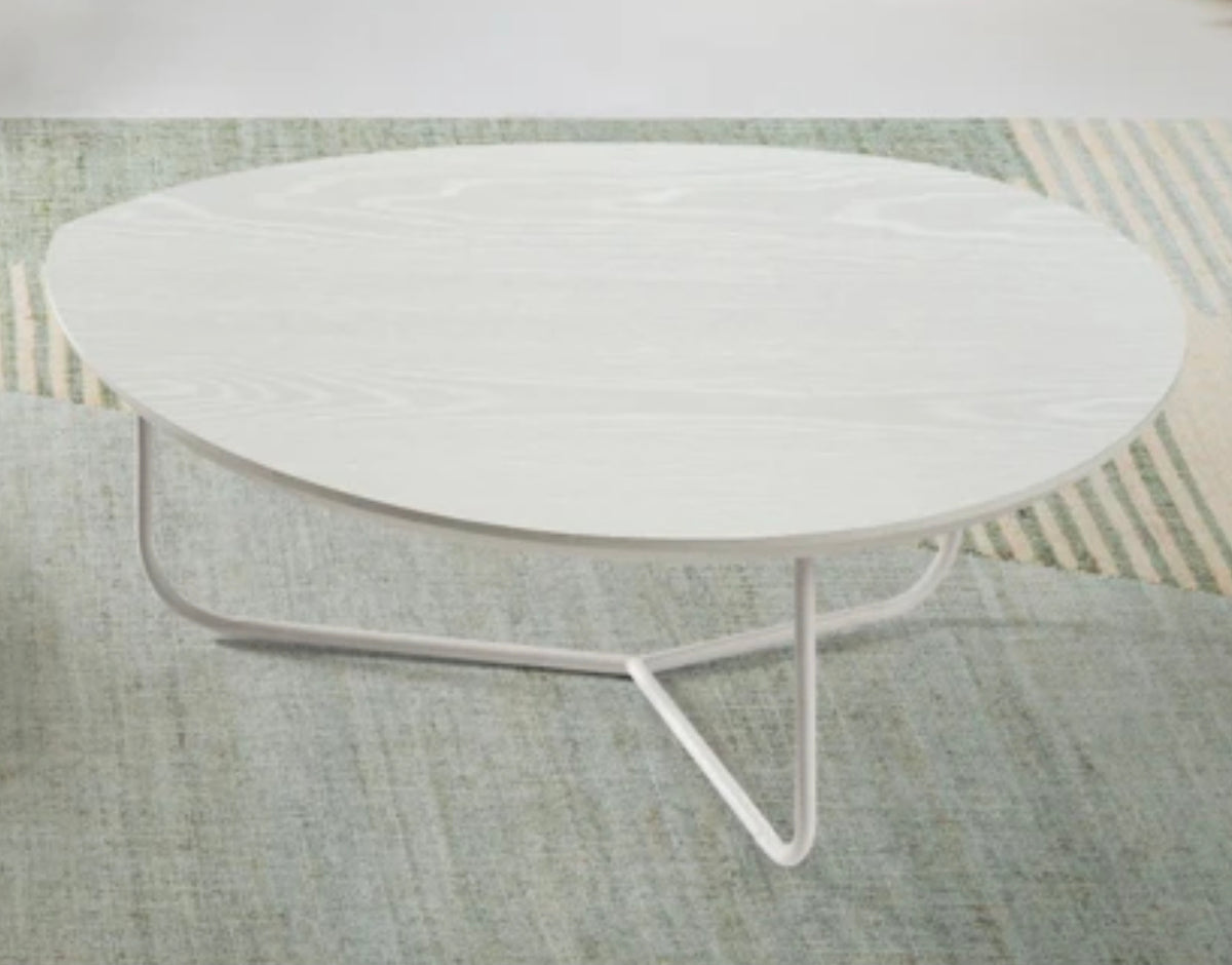 Tavolino da salotto Ikone Oya Ikone con superficie in vetro e struttura in legno chiaro, elegante e moderno.