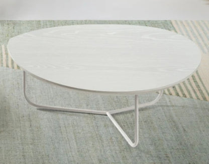 Tavolino da salotto Ikone Oya Ikone con superficie in vetro e struttura in legno chiaro, elegante e moderno.