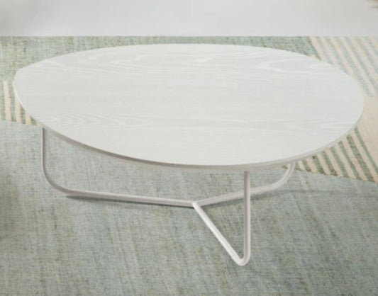 Tavolino da salotto Ikone Oya Ikone con superficie in vetro e struttura in legno chiaro, elegante e moderno.