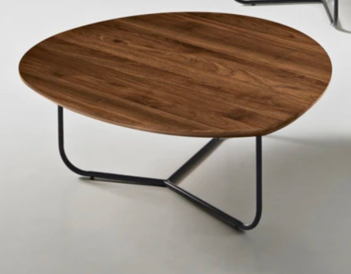 Tavolino da salotto Oya Ikone con superficie in legno chiaro e design moderno, marca Ikone, ideale per soggiorno elegante.