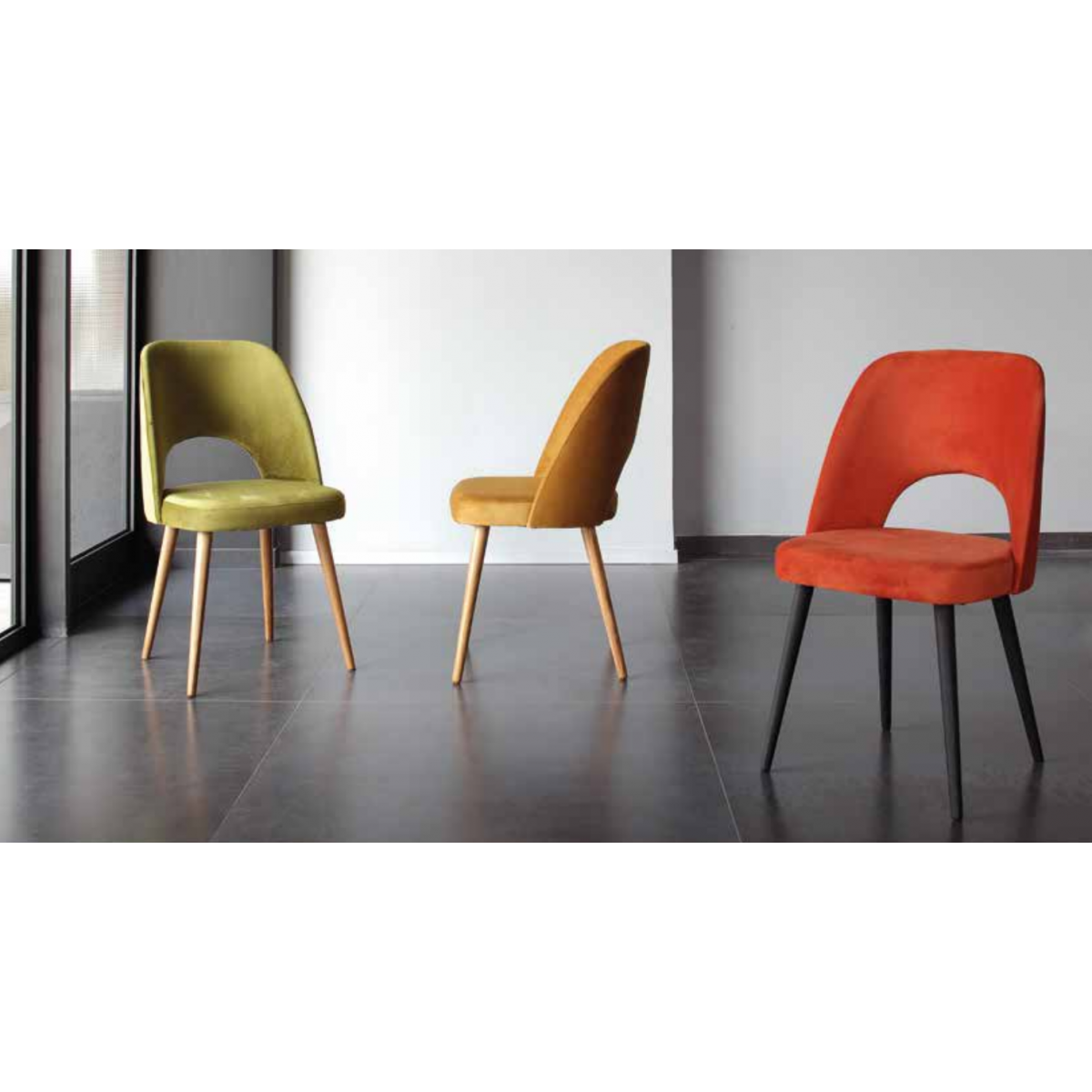 Sedia barcellona La Seggiola con schienale in legno e seduta imbottita, stile elegante e moderno.