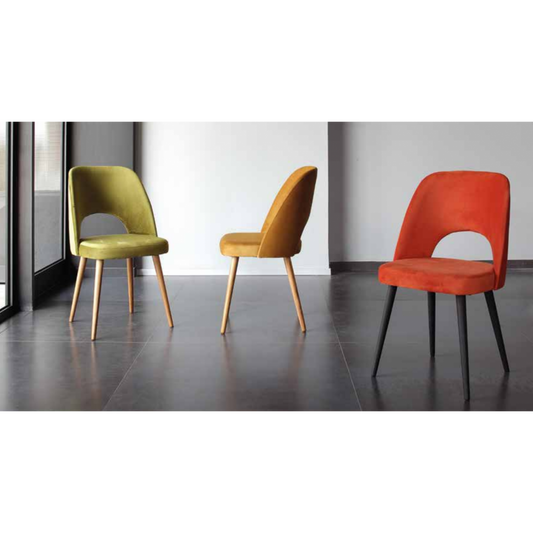 Sedia barcellona La Seggiola con schienale in legno e seduta imbottita, stile elegante e moderno.