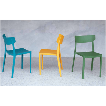 Sedia Citylife La Seggiola in stile moderno con seduta e schienale imbottiti, struttura in legno chiaro, design elegante e confortevole.