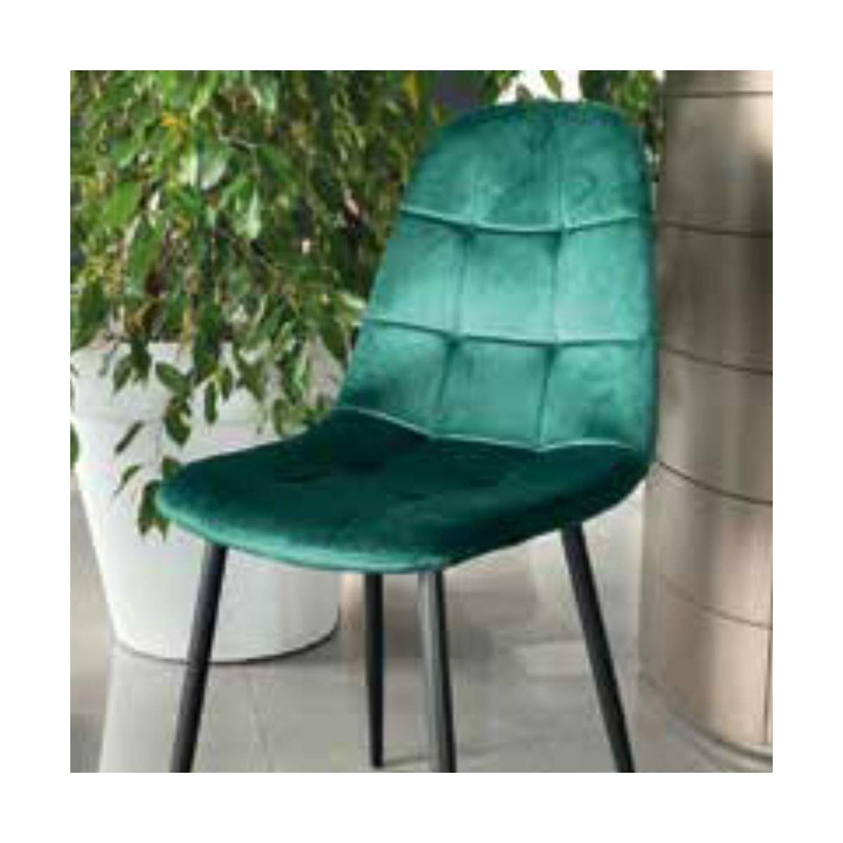 Sedia Cocó La Seggiola in stile moderno con struttura in legno chiaro e seduta imbottita, ideale per la zona pranzo.
