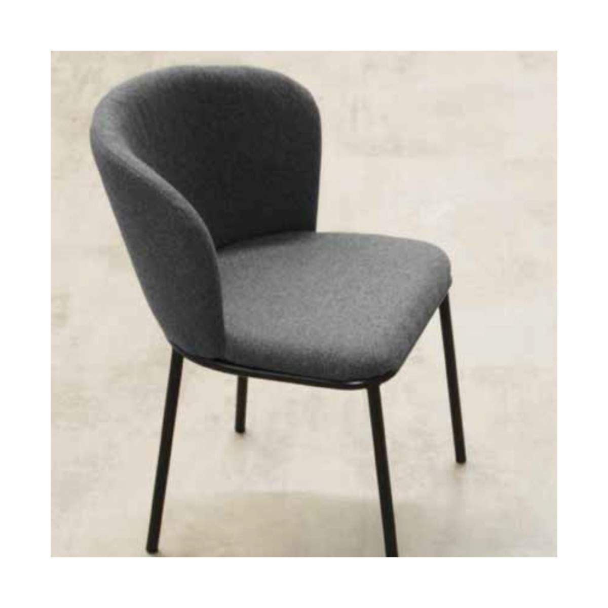 Sedia Frida La Seggiola in stile moderno con schienale alto e seduta imbottita, in tessuto grigio chiaro.
