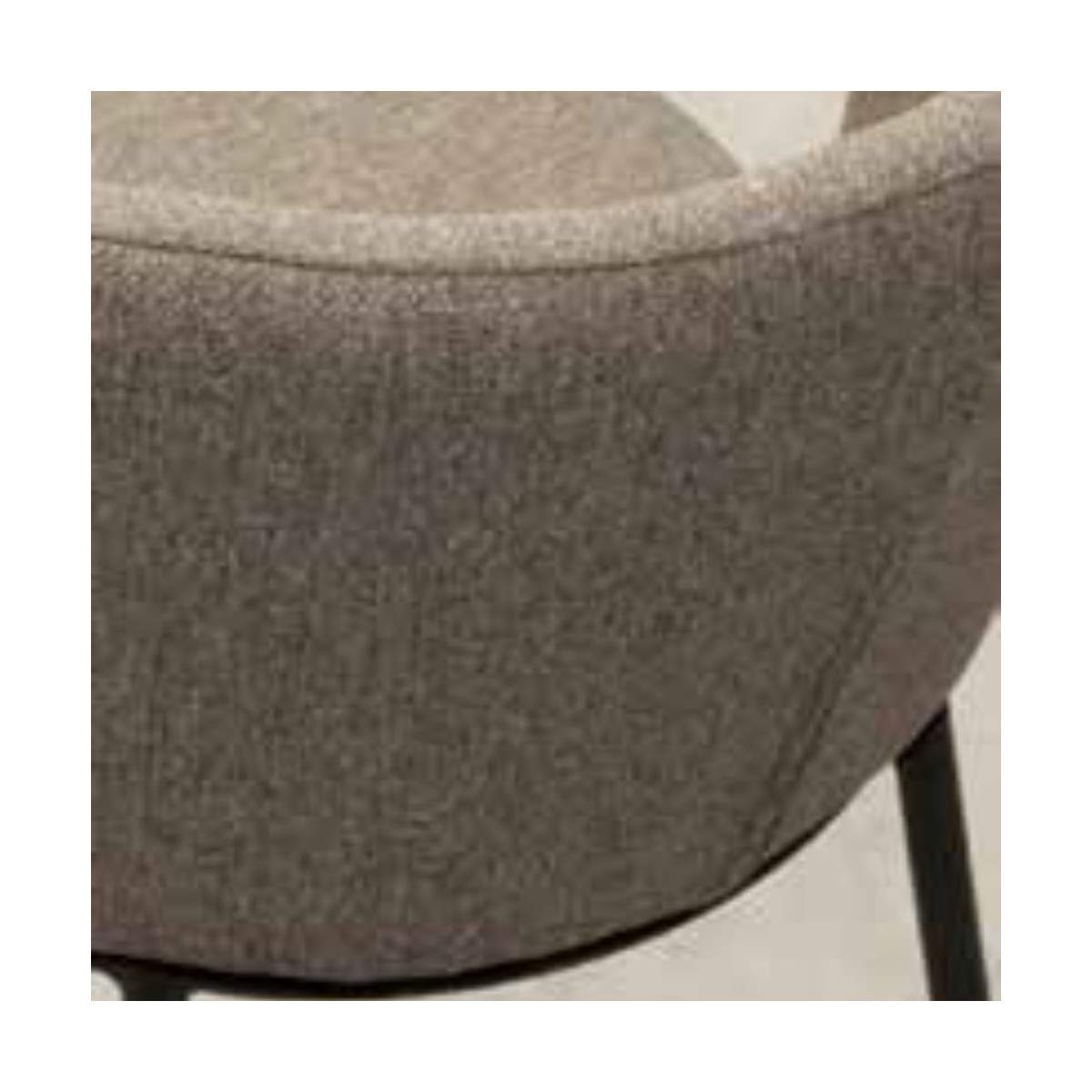 Sedia Frida La Seggiola in tessuto e legno con schienale curvato, design elegante e moderno.