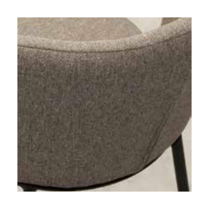 Sedia Frida La Seggiola in tessuto e legno con schienale curvato, design elegante e moderno.