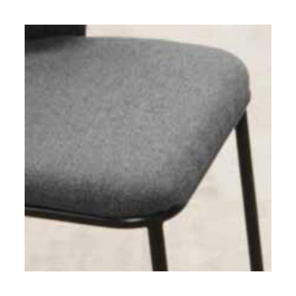 Sedia Frida di La Seggiola con design elegante, struttura in legno e seduta imbottita, ideale per zona living o sala da pranzo.