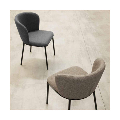 Sedia Frida La Seggiola in legno con schienale curvato e seduta imbottita, design elegante e moderno.