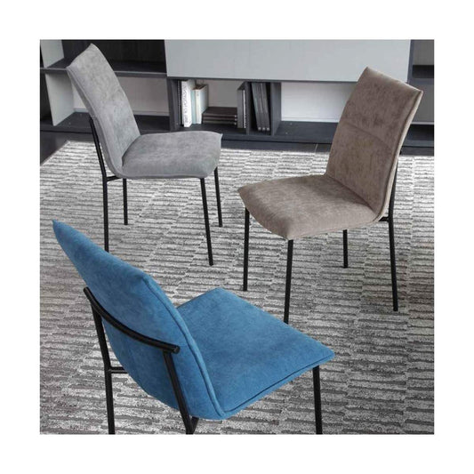 Sedia Kyoto La Seggiola in legno con schienale curvato e seduta imbottita, stile moderno e elegante.
