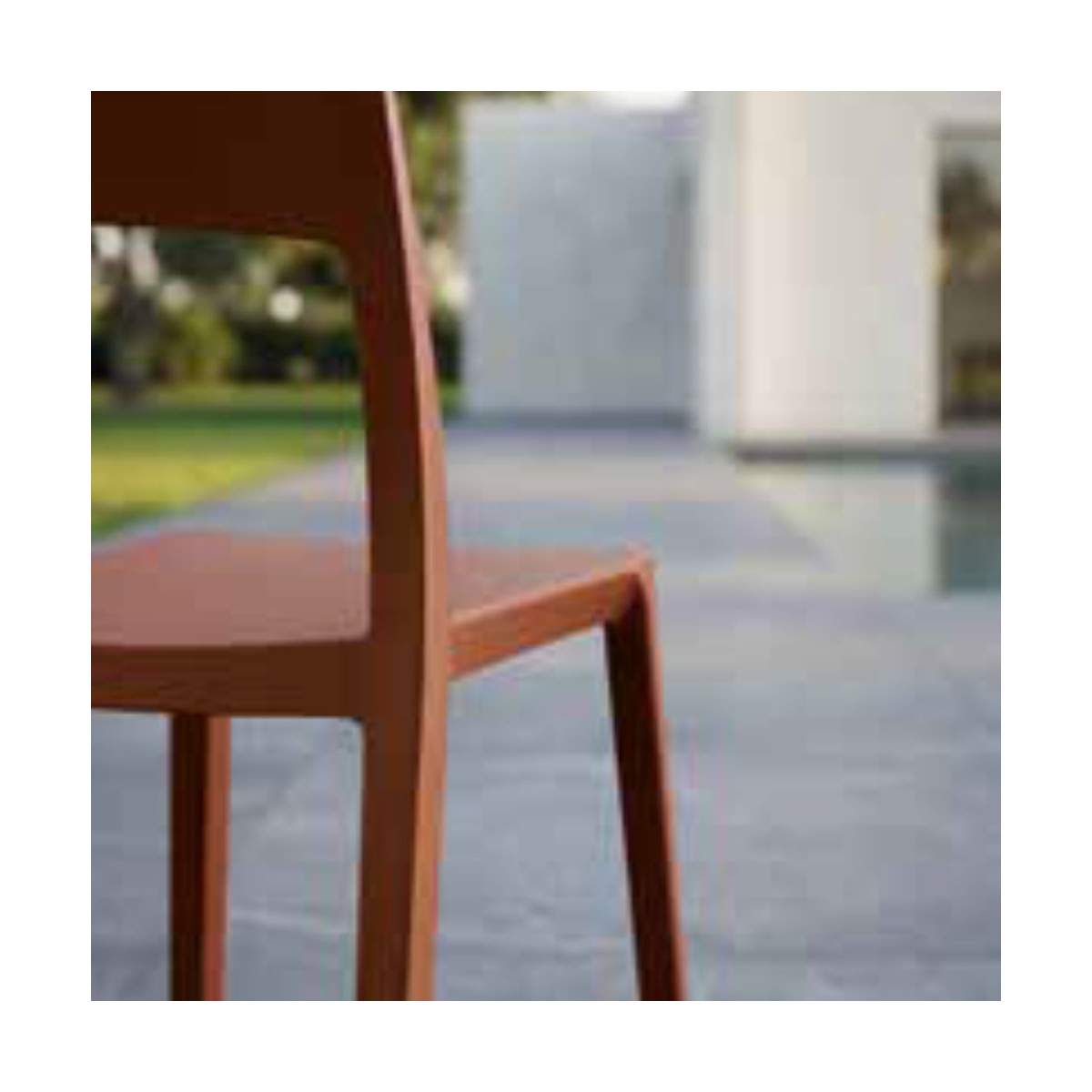 Sedia Luna La Seggiola in stile moderno con seduta imbottita e struttura in legno, perfetta per soggiorno o sala da pranzo