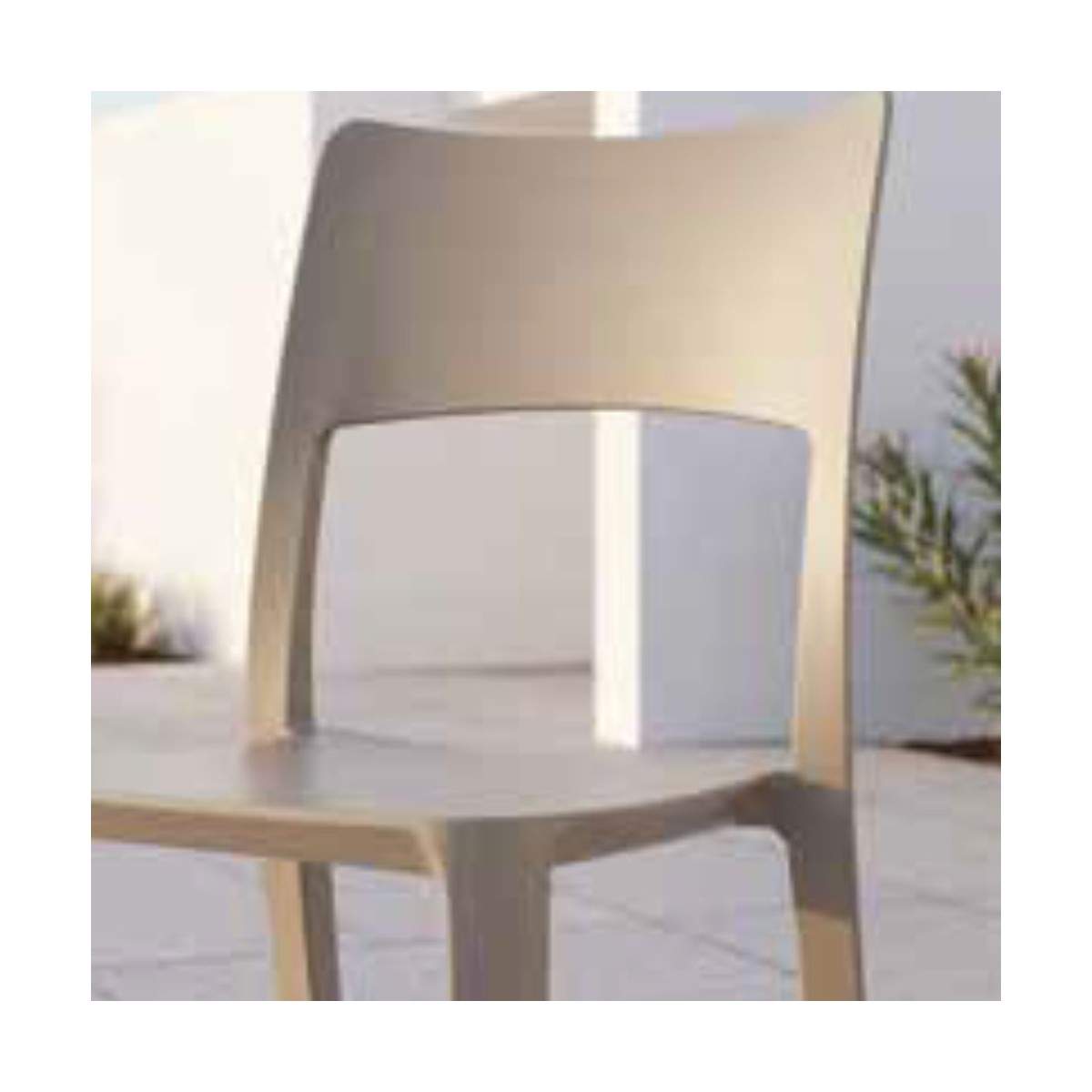 Sedia Luna La Seggiola in plastica bianca con design moderno e comodo, ideale per interni ed esterni.