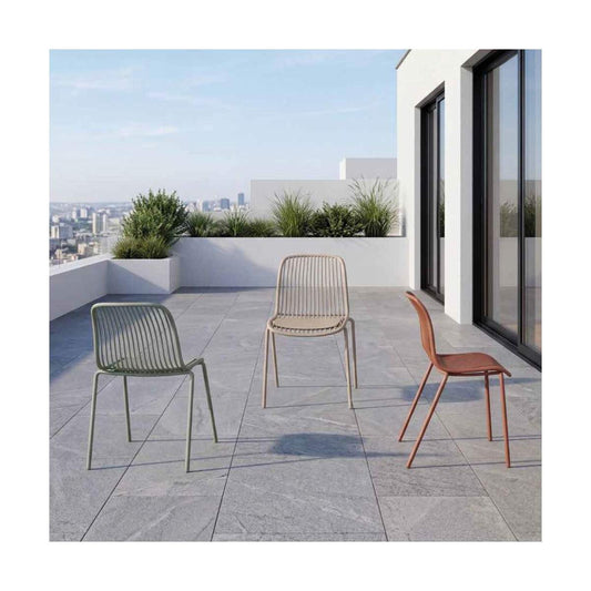 Sedia Madrid La Seggiola in legno con schienale curvato e seduta imbottita, stile elegante e moderno.