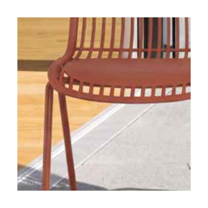 Sedia Madrid La Seggiola in legno con schienale curvato e seduta imbottita per zona pranzo elegante.