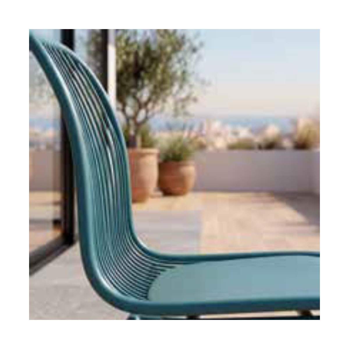 Sedia Madrid La Seggiola in legno chiaro con schienale curvato e gambe robuste, ideale per sala da pranzo elegante.