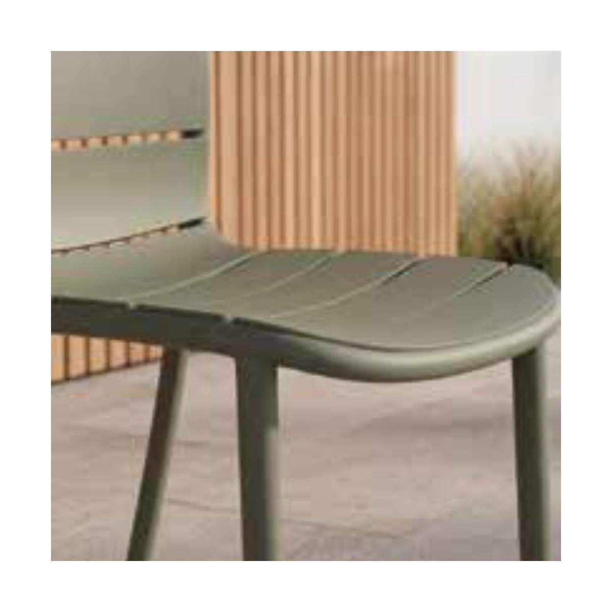 Sedia Malaga La Seggiola in legno con seduta imbottita, design elegante e stile moderno, ideale per sala da pranzo.