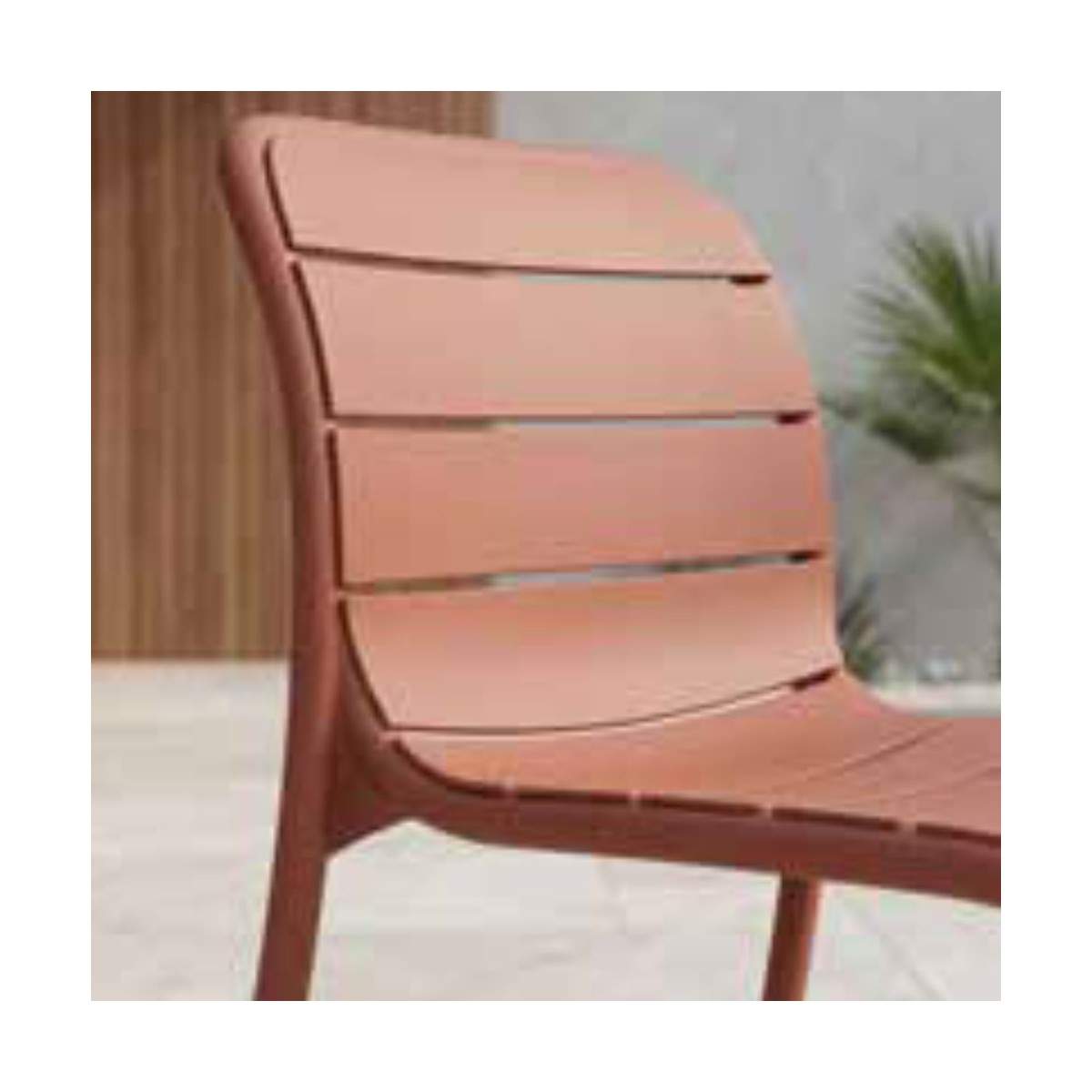 Sedia Malaga La Seggiola in legno con schienale decorato e seduta imbottita, stile elegante e moderno per la casa.