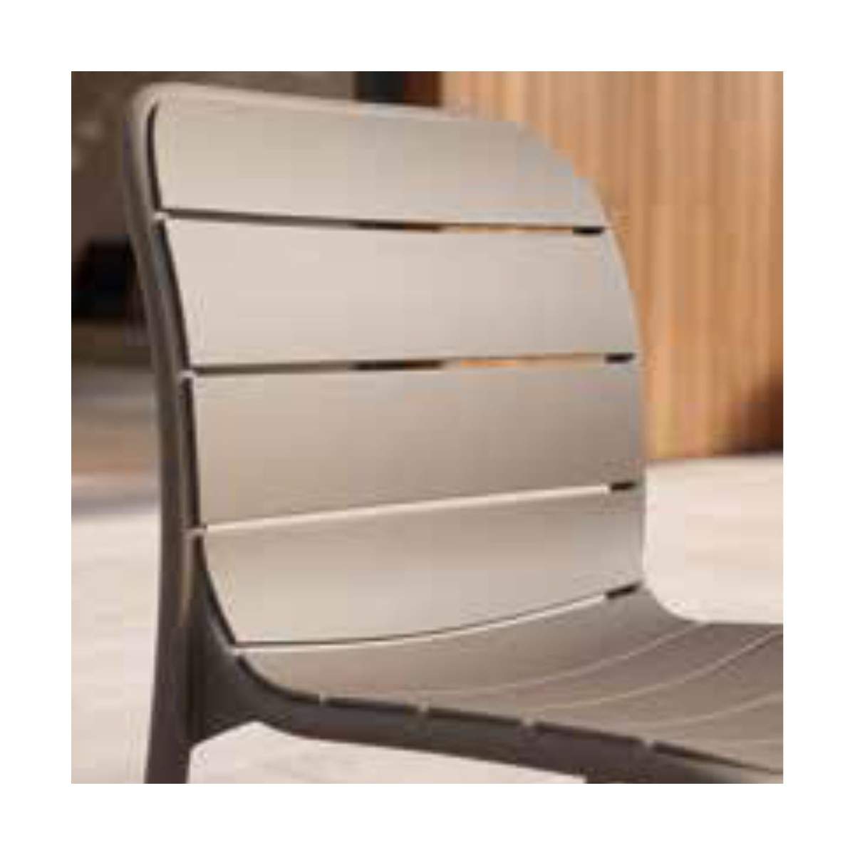 Sedia Malaga La Seggiola in legno con schienale curvato e seduta imbottita, design elegante e moderno.