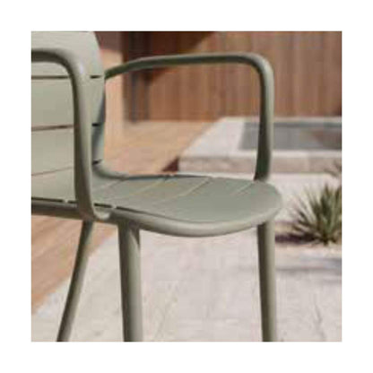 Sedia Malaga con braccioli La Seggiola in stile moderno, con struttura in legno e seduta comoda, vista frontale.