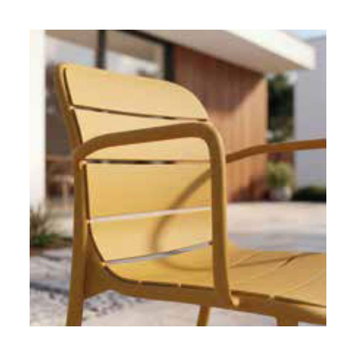 Sedia Malaga con braccioli di La Seggiola, struttura elegante in legno con rivestimento imbottito, ideale per sala da pranzo.