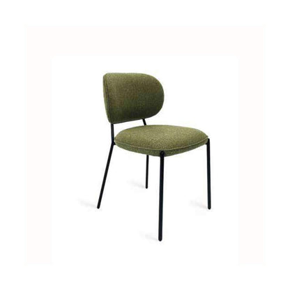 Sedia Priscilla La Seggiola con schienale curvo e seduta imbottita in tessuto beige, design elegante e moderno.