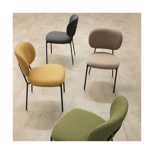 Sedia Priscilla La Seggiola in tessuto beige con gambe in legno chiaro, stile elegante e moderno.