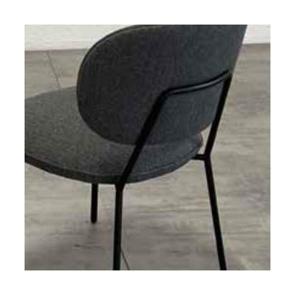 Sedia Priscilla La Seggiola con schienale imbottito e gambe in legno chiaro, design elegante e moderno.
