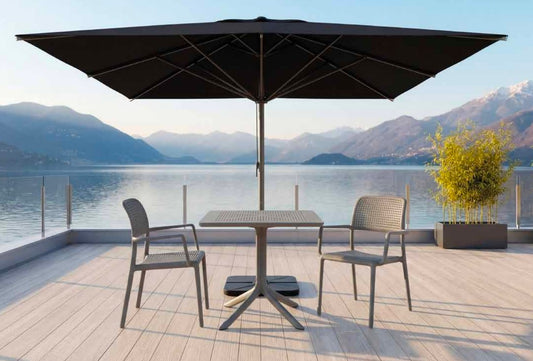 Ombrellone Bellagio di ArredamentiOnline aperto con struttura in legno e tessuto parasole in tessuto resistente all'acqua.