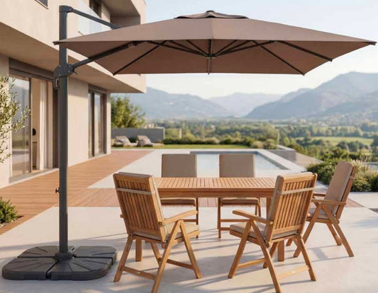 Ombrellone da giardino Tremiti di ArredamentiOnline aperto con struttura in legno e telo beige, ideale per esterni.