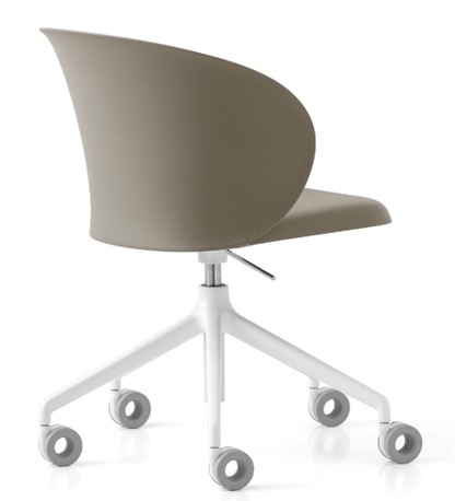Scrivania da ufficio Tuka Home Office di Connubia in finitura tortora, con superficie spaziosa e design moderno.